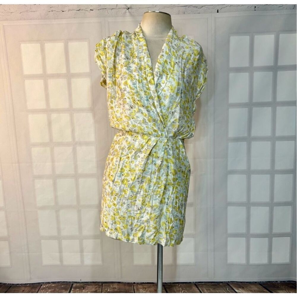 🔥🔥5 for $25🔥🔥 BCBGeneration mini yellow and white Floral summer Dress Size 2